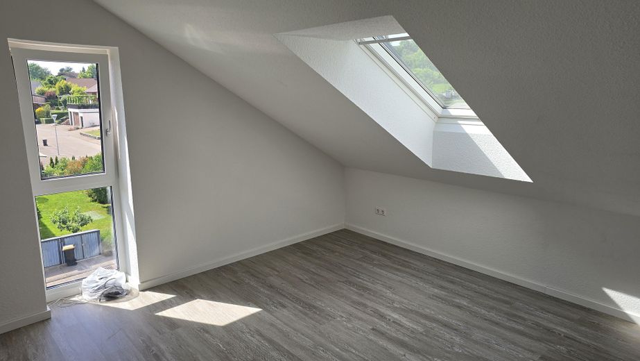 आधुनिक अटारी अपार्टमेंट – 62 m² – KfW55EE – बालकनी, तहखाना और पार्किंग – Schlafzimmer