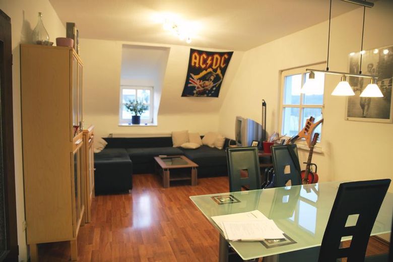 2-Zi.-DG-Wohnung mit Blick auf die Burg – Wohnzimmer, Ansicht 1