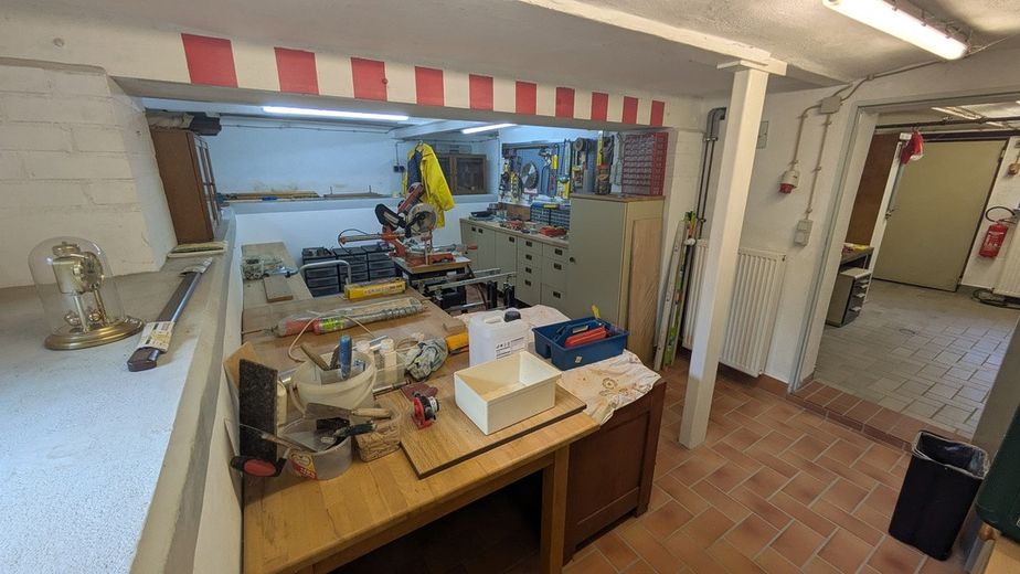 Well-maintained two-family house with large garden, garages and versatile usage possibilities – Keller Werkstatt