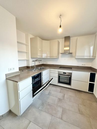 Hochwertig sanierte 4-Zimmer-Maisonette | 110 m² | 2 Bäder | Balkon | ruhige Lage an den Mainwiesen – Küche OG