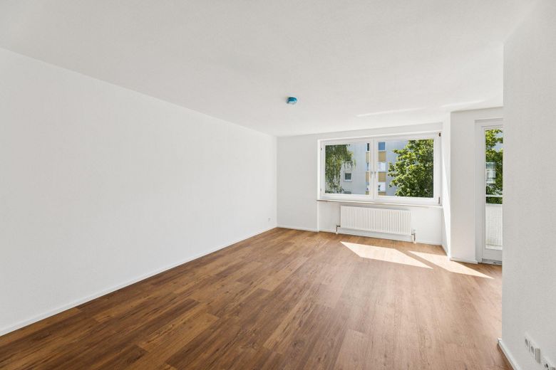 Tolle und gemütliche 3,5-Zimmer-Wohnung im beliebten D-Programm-Viertel von Amberg – Wohnzimmer