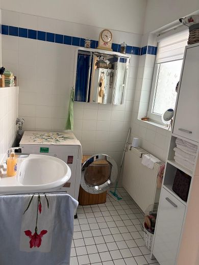 Wassernähe: Helle 4-Zimmer-Wohnung mit Loggia & Tiefgarage in Berlin-Friedrichshagen – Bad mit Badewanne, WC und WMA