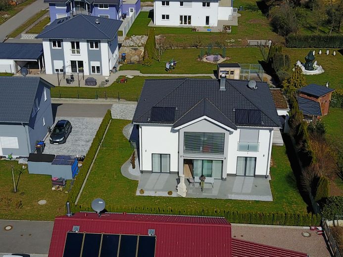 Einfamilienhaus KfW-70, Solarthermie-Anlage, Doppelgarage, ohne Keller provisionsfrei – Außenansicht 