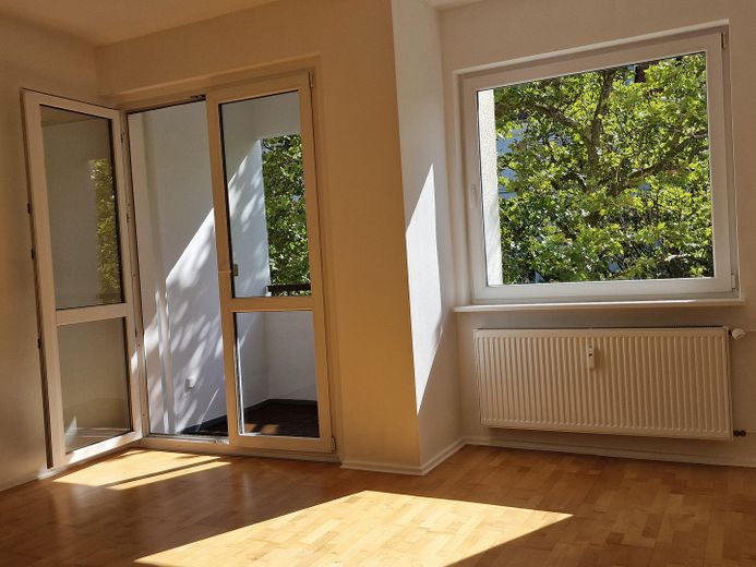 Sehr helle 2-Zi.-Whg., saniert, mit EBK, 4.OG mit Aufzug, Kudamm-Nähe – Wohnzi. mit Zugang zum Balkon