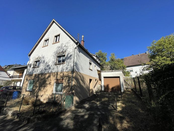 Wolnostojący dom jednorodzinny z garażem i ogrodem – Straßenansicht
