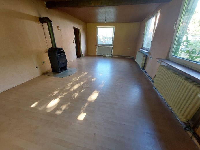 Einfamilienhaus/Zweifamilienhaus Sanierungsbedürftig oder Abriss – Wohnzimmer