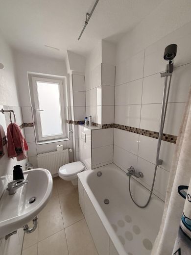 City, gut geschnittene schöne 3-Zimmer Wohnung an der Lorettostraße/Ecke Bilker Allee – Badezimmer Bild 1