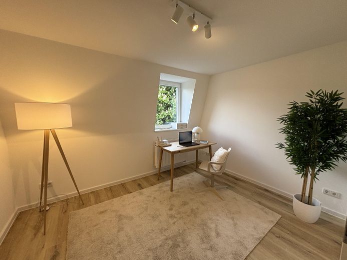 Vollmöblierte 2,5-Zimmer-Maisonette mit Tageslichtbad & Kellerraum - Neubau 2024 in Köln Mülheim! – Arbeitszimmer 
