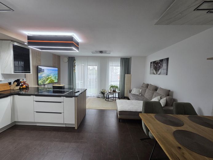Hausgefühl statt Wohnung: Moderne 3-Zi.-Maisonette mit Garten, Terrasse & Balkon (BJ 2013) – Küche + Wohnen + Essen