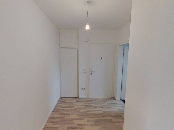 Große 2-Zimmer-Erdgeschosswohnung mit schönem BALKON – Ansicht II: Flur