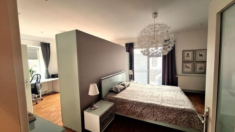 Großzügige 2-Zimmer-Wohnung, hochwertige Einbauküche, Innenstadt, Südbalkon – Schlafzimmer mit Trennwand