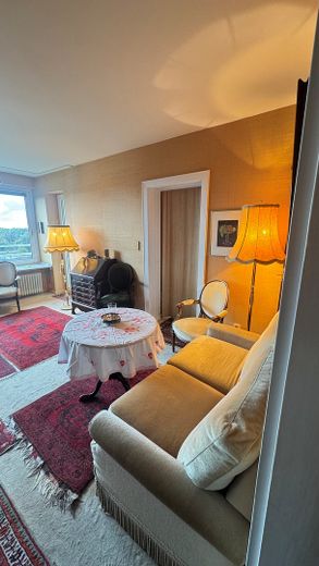 2-Zimmer Wohnung mit Balkon und Außenstellplatz – WZ, Durchgang zum Schlafzimmer