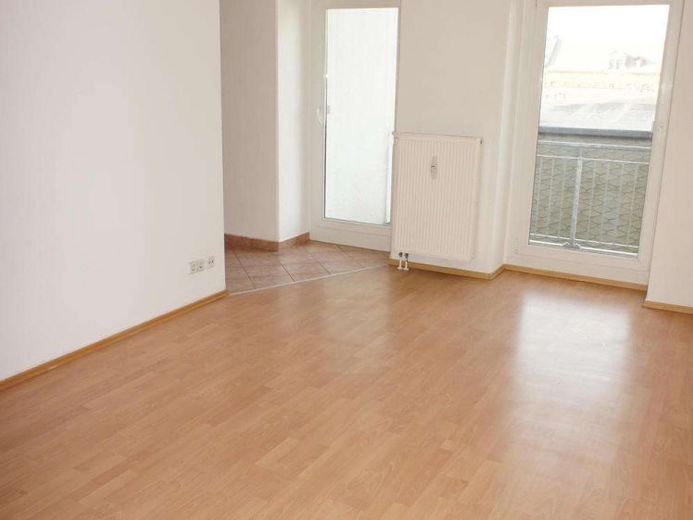 Laminat, halboffene Küche und Balkon ! im 3. OG – Foto 1