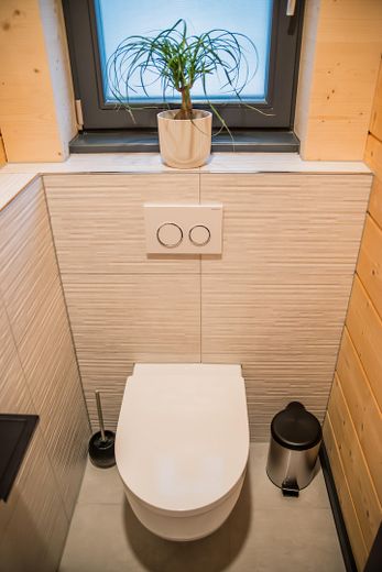 Möbliertes Holzhaus mit 2 Wohnungen, Garten, Balkon, inkl. Küchen - Windschläg 970.000€ zzgl. MwSt. – Gäste WC im EG