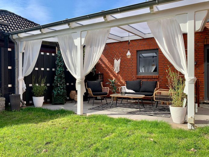 Charmantes Einfamilienhaus in Berenbostel mit Wintergarten – Hintere Terrasse - überdacht