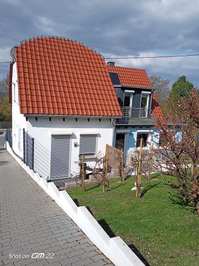 freistehendes Einfamilienhaus mit Einliegerwohnung, saniert und voll möbliert – Rückansicht des Anbaus mit Ap.