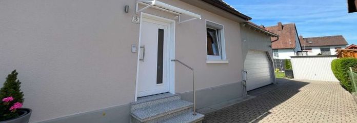 Frisch renovierte Doppelhaushälfte mit neuer Einbauküche und kleinem Garten!