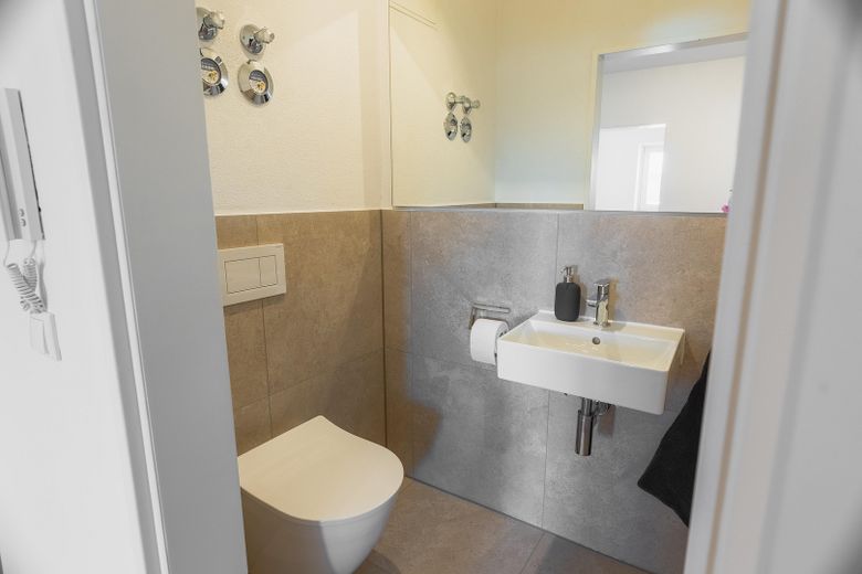 separates WC