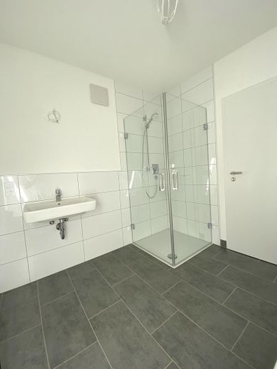 Ambizione urbana. Vivere nel verde. Esclusivo appartamento di 4 locali alle porte di Amburgo – Hochwert. Glasduschabtrennungn
