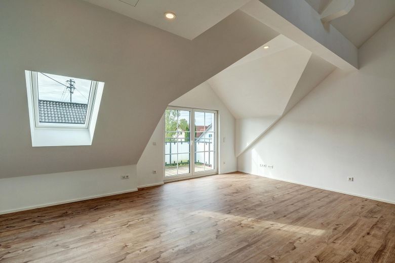 Maisonette-Dachgeschosswohnung mit Galerie & Balkon – kernsaniert 2022, A+ – Wohnbereich mit Balkon