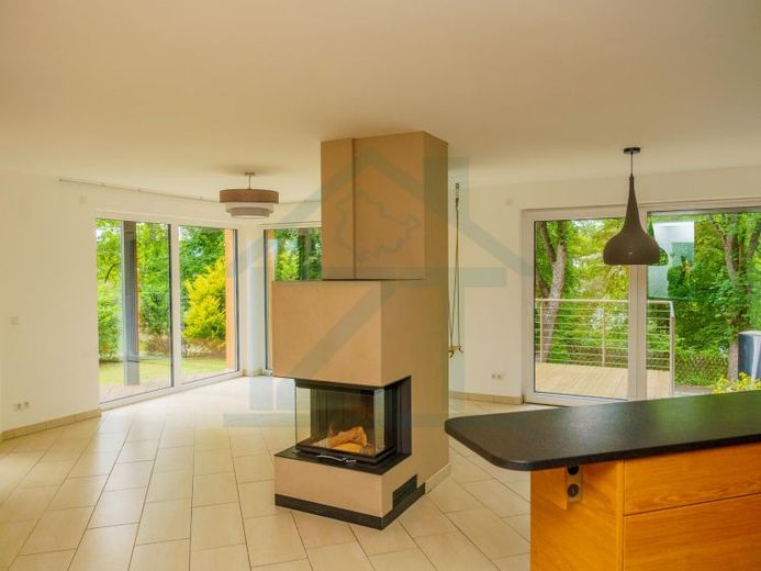 Neuwertiges Juwel mit High-End-Ausstattung, exklusiver Küche und privater Garten-Oase – Foto 1