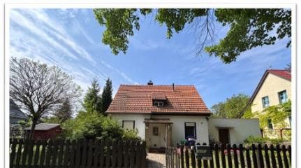 Straßenansicht auf das Objekt