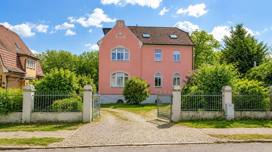 PROVISIONSFREI|Repräsentative Stadtvilla mit 3 Wohneinheiten, Dachterrasse &amp; Parkgrundstück – Frontansicht