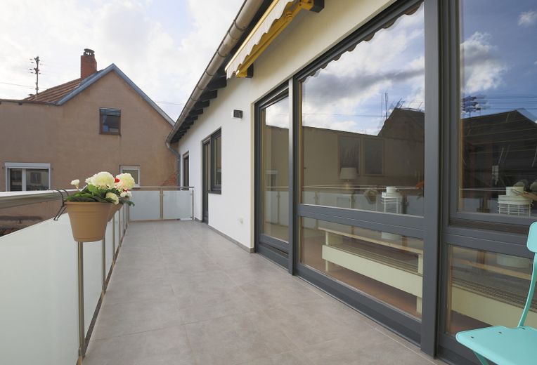 Casa unifamiliare ristrutturata con 2 garage enormi e innumerevoli possibilità di sviluppo – Foto 25