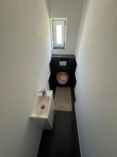 9-room two-family house on a 1080 m² plot, directly beside the railway tracks, 15 minutes by train to Munich – Gäste WC EG