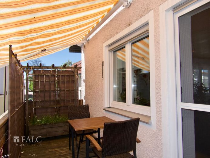Einfach Mehr: Top Gepflegtes Wohnhaus mit 2 eigenständigen Wohnungen. Garten, 3Garagen, Wintergarten – OG: Süd-Balkon, E-Markise