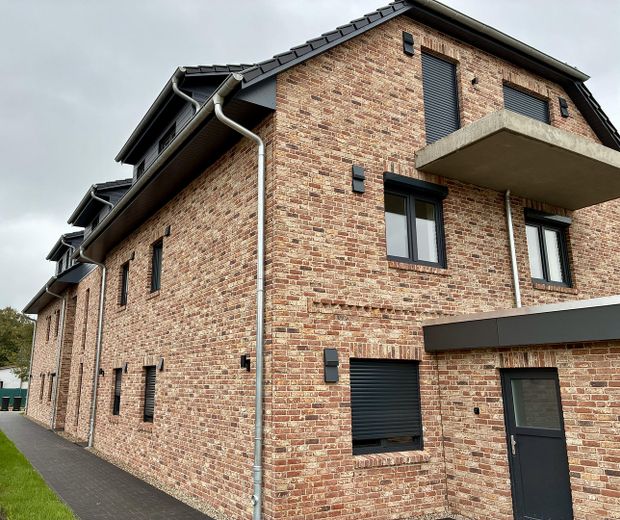 Erstbezug – Moderne Dachgeschosswohnung im KfW-40-Standard – Außenansicht
