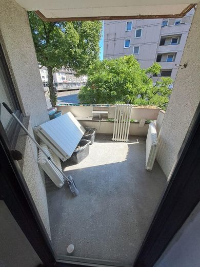 Helle Wohnung (wird saniert) in gepflegtem Haus im Zentrum. Stellplatz/Garage möglich. – Loggia/Balkon