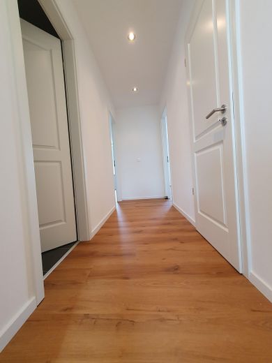 Gerenoveerd EN direct beschikbaar: tuinappartement m. eigen ingang, vloerverwarming, meer- en stationsnabijheid – Flur 1