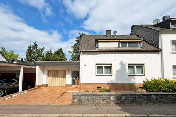 Konz: Casa unifamiliare costruita su un lato con terreno eccezionalmente grande e garage