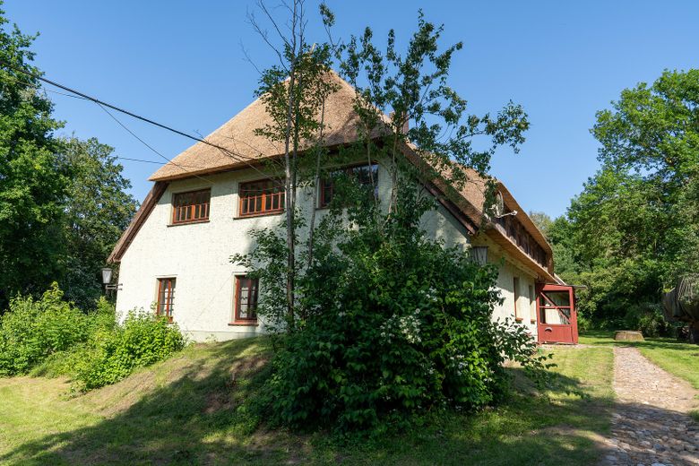 Landhaus unter Reet am See, Gästewohnung, Stallungen, Weiden und Wald. – Frontseite
