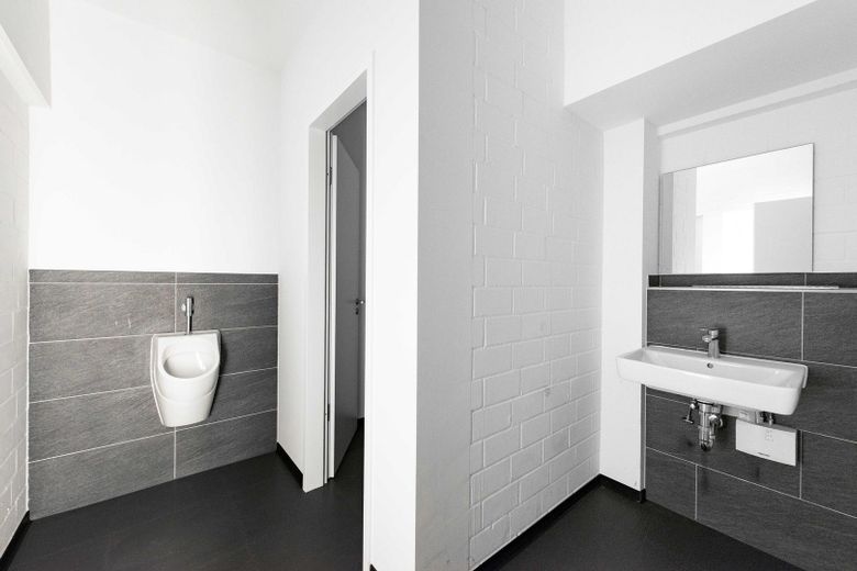 Moderne Halle ideal für Werkstatt oder Fahrzeugstellplätze – WC