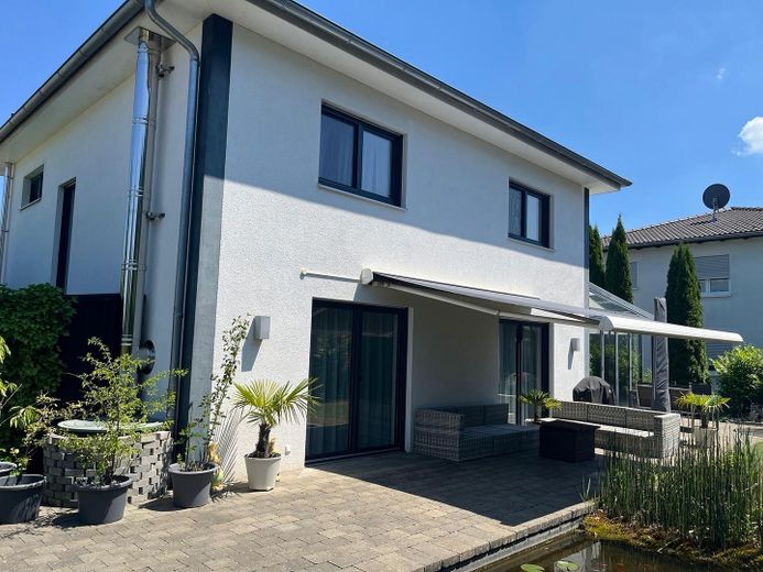 Modernes Einfamilienhaus mit Wintergarten, Doppelgarage und liebevoll angelegtem Garten in Schwendi – Tersasse mit Markise