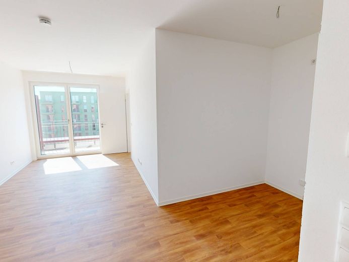 Berlin'de modern yaşam: Ferdinand's Garden'da ankastre mutfaklı ve BALKONLU geniş 2 odalı daire – Ansicht V: Wohnzimmer
