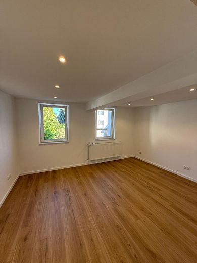 5-Room Maisonette Apartment Across Three Living Levels – Fully Renovated, with Fitted Kitchen & 2 Bathrooms – Wohnzimmer 1. Etage