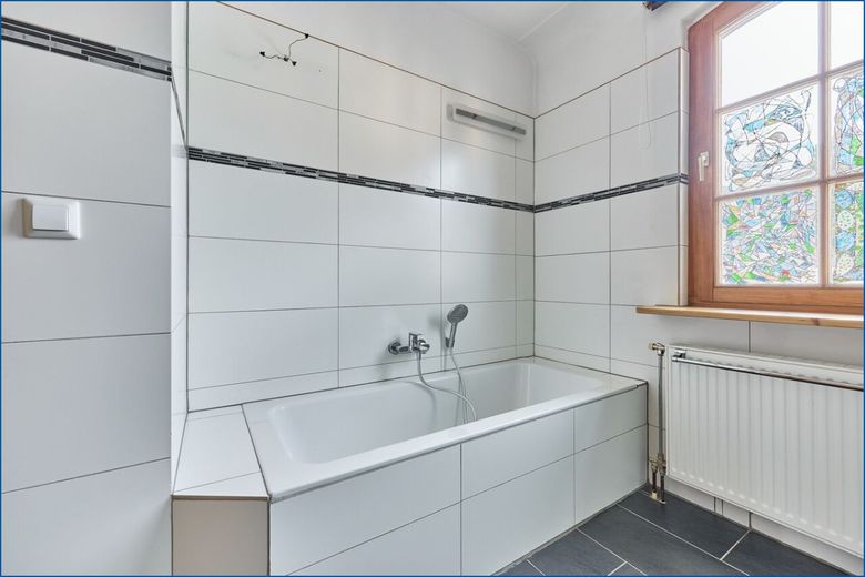 ** Reparaturbedürftiges freistehendes Einfamilienhaus **  in Haus-/Hofbauweise! – Sanitärausstattungen
