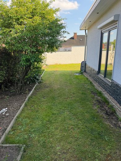 Bungalow familial de rêve avec 6,5 pièces et piscine à Wedemark – Garten Ost