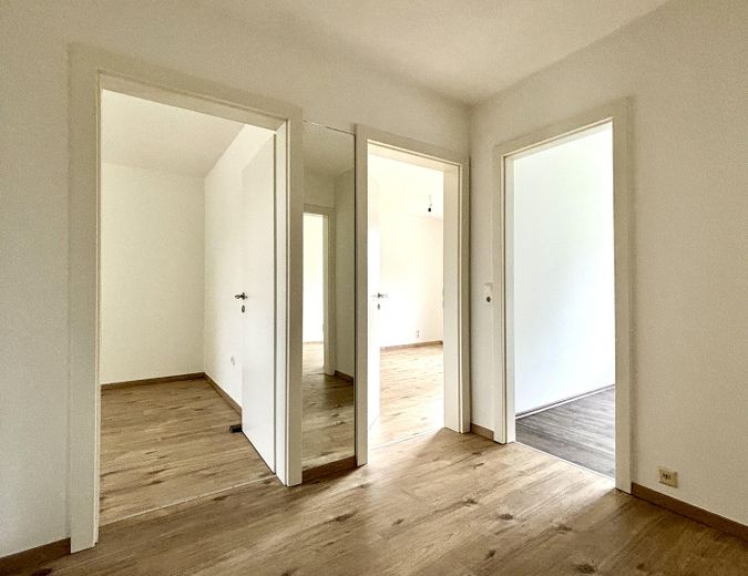 Gepflegte 3-Zimmer-Wohnung mit Balkon, Keller & Stellplatz – zentral in Freilassing – Flur