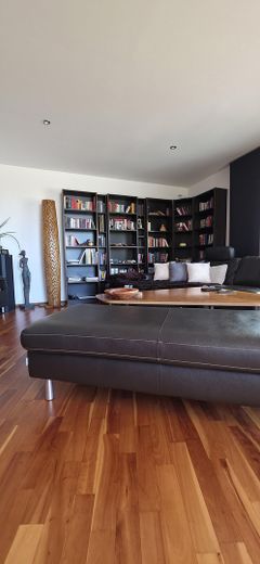Hochwertiges Architektenhaus mit Wintergarten, Teich und 1.541 m² Grundstück in Albstadt-Tailfingen – Loungebereich