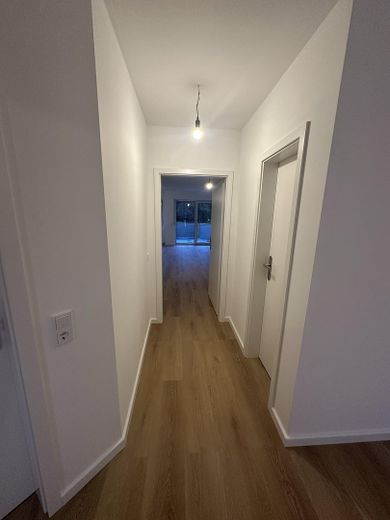 Kernsanierte 3-Zimmer-ETW, 2 Stellplätze, 900 € Kaltmiete, Provisionsfrei – Flur