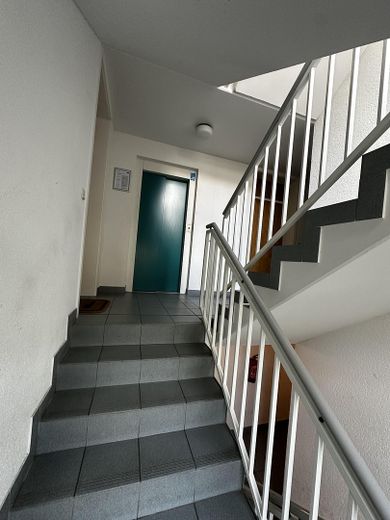 Gemütliche 3-Zimmer-Wohnung mit cleverem Extrazimmer und Garage – Eingangsbereich mit Aufzug