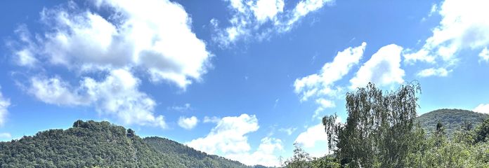 Blick vom Balkon zum Burgberg