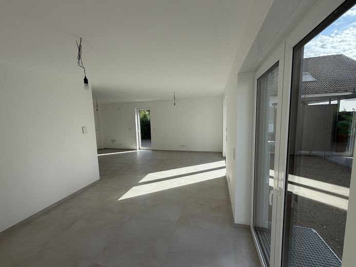 Erstbezug im Neubau – Stilvolle 2-Zimmer-Wohnung mit eigenem Garten und moderner Ausstattung – Wohnzimmer