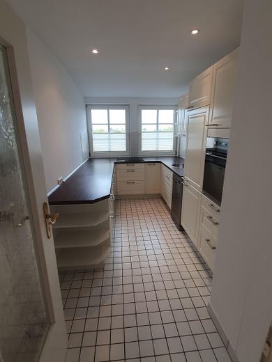 (provisions- u. bezugsfrei) Traumhafte, renovierte 4 Zimmer-Wohnung mit großer Dachterrasse – Küche, Bild 1