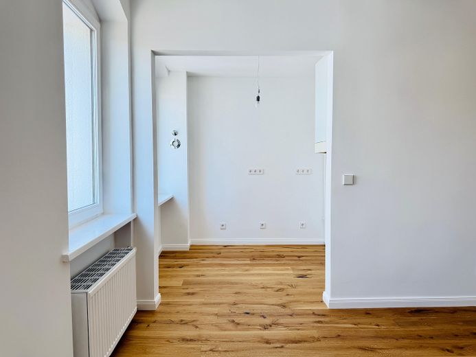 NIEUW: Vrije en volledig gerenoveerde 2-kamerwoning in Berlin-Mitte/Wedding | zonder makelaarscourtage – Blick zur Küche