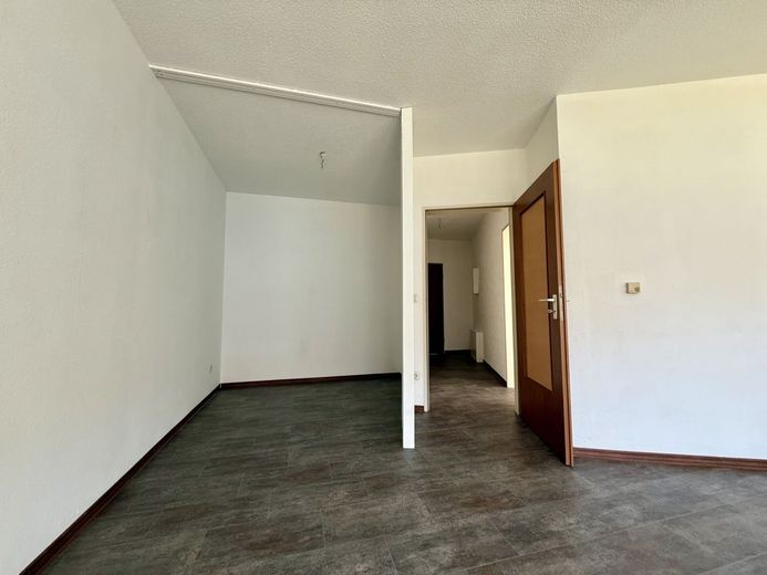Fröndenberg-Mitte: 1-Raum-Single-Appartement mit Balkon - Frisch renoviert und mit neuem Oberboden! – Wohnbereich mit Schlafnische